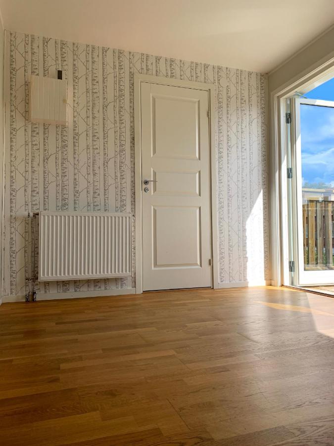2 Rum Och Koek Pa Faerjestad Karlstad Exterior foto